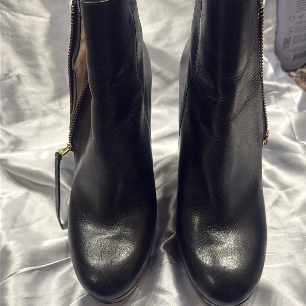 MICHAEL Michael Kors Black Ankle Boots Sleek Leather Design